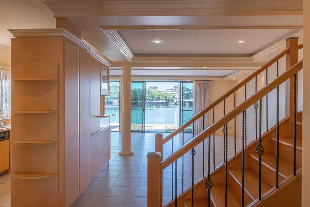 2/197 Stanhill Drive, Chevron Island Sold by Queensland Sotheby's International Realty - image 1