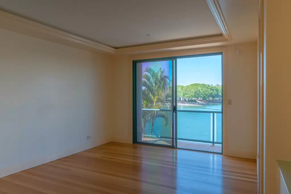 2/197 Stanhill Drive, Chevron Island Sold by Queensland Sotheby's International Realty - image 1