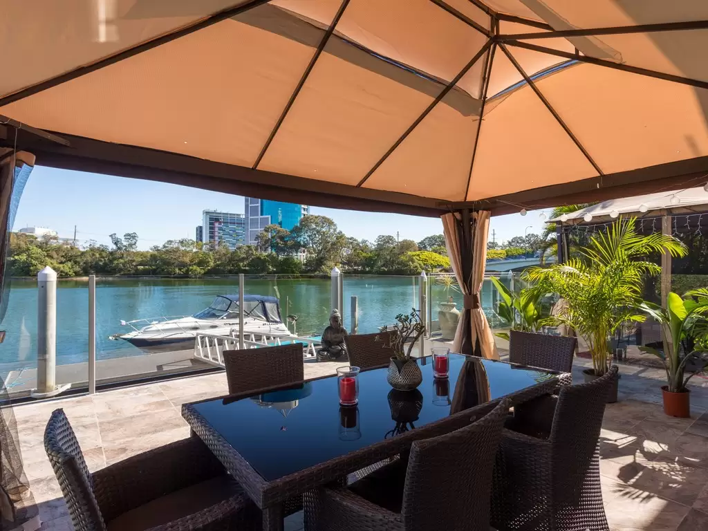 2/191 Stanhill Drive, Surfers Paradise Sold by Queensland Sotheby's International Realty - image 1