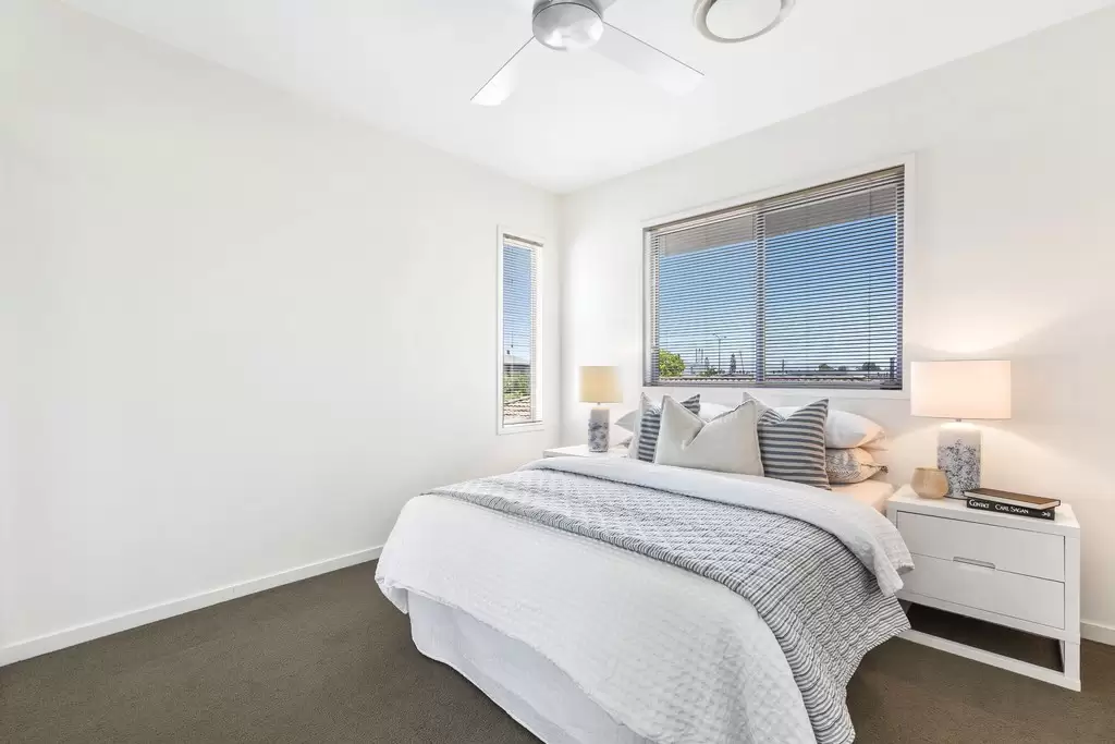 1/7 Esther Place, Bundall Sold by  - image 1