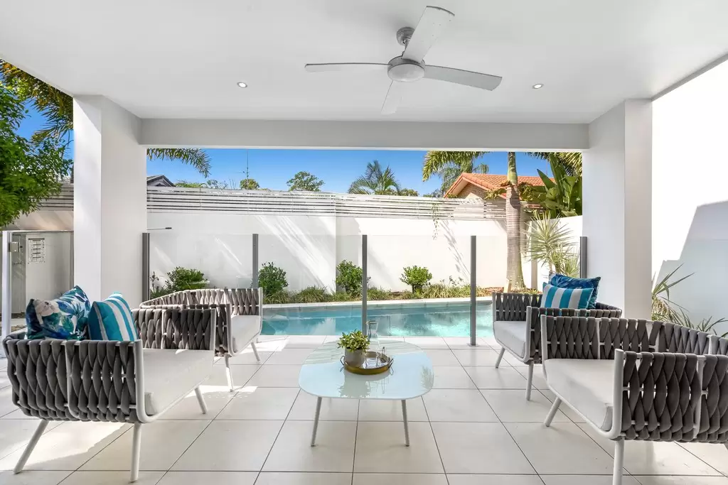 1/7 Esther Place, Bundall Sold by Queensland Sotheby's International Realty - image 1