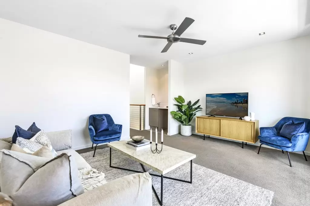 1/7 Esther Place, Bundall Sold by  - image 1