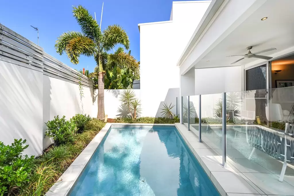 1/7 Esther Place, Bundall Sold by  - image 1
