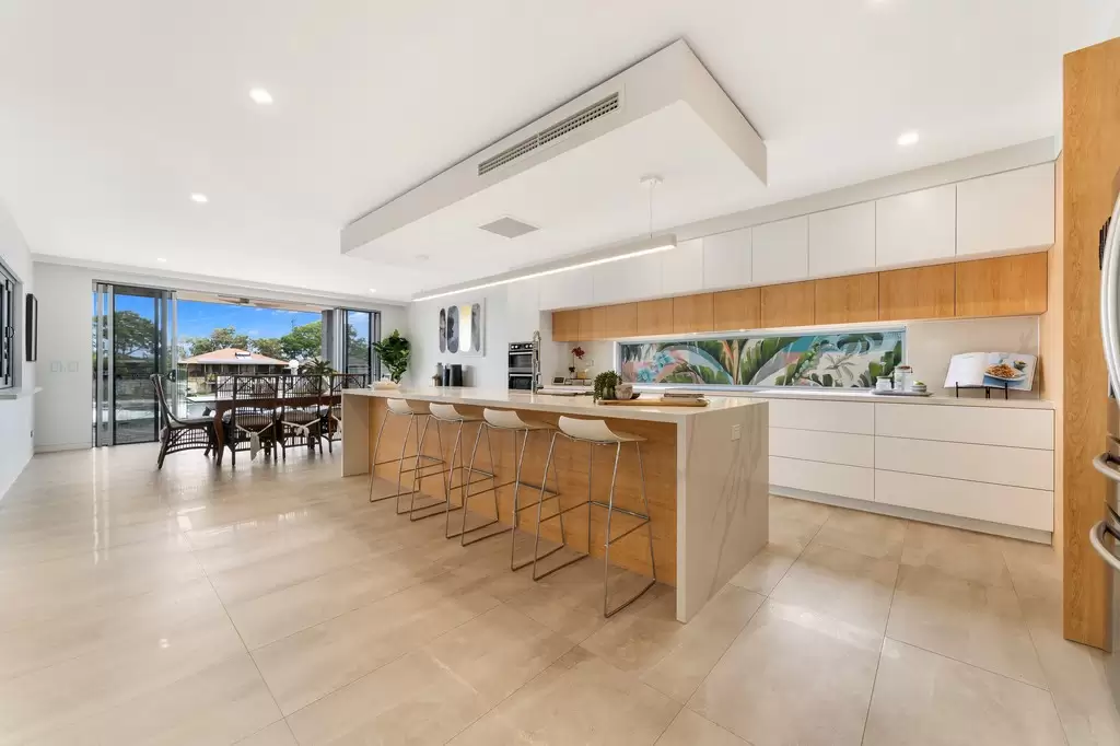 33 Sundowner Court, Mermaid Waters Sold by Queensland Sotheby's International Realty - image 1