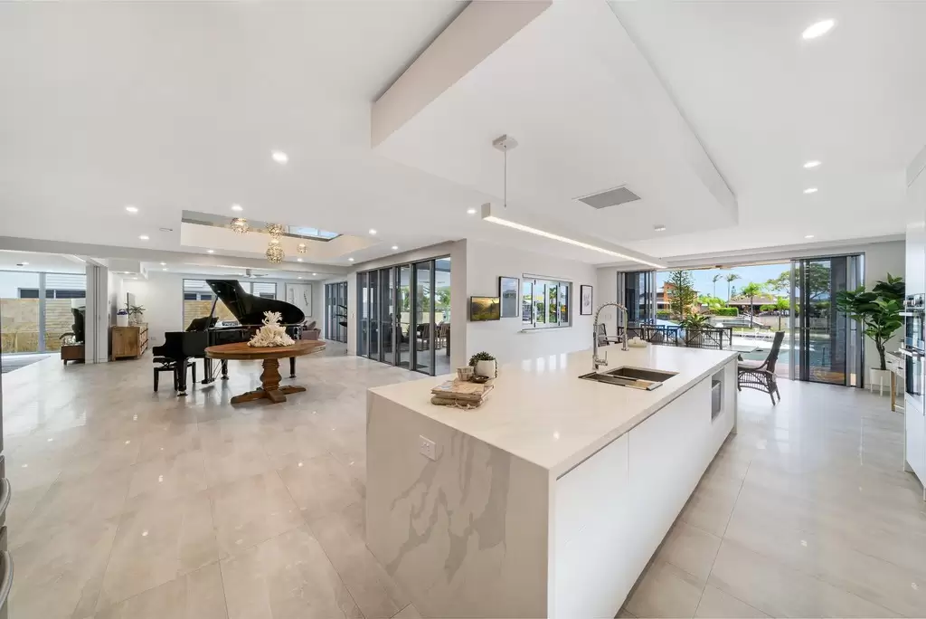 33 Sundowner Court, Mermaid Waters Sold by Queensland Sotheby's International Realty - image 1
