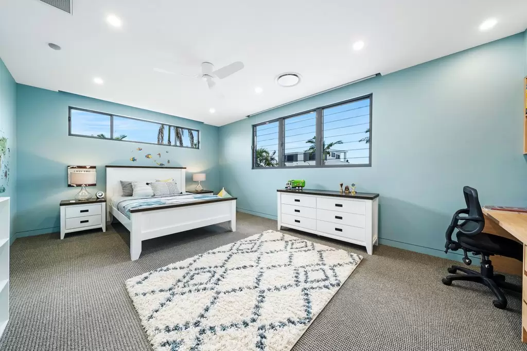 33 Sundowner Court, Mermaid Waters Sold by Queensland Sotheby's International Realty - image 1