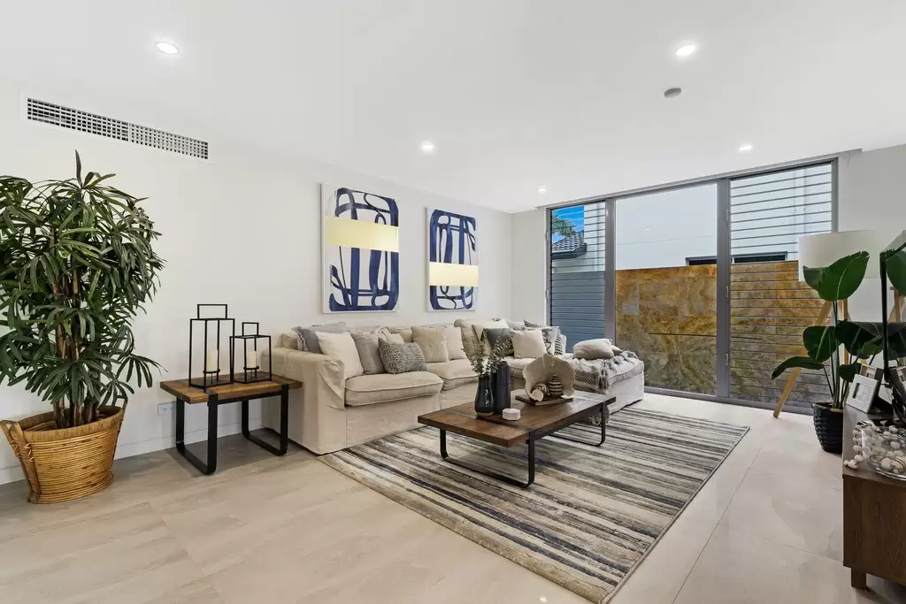 33 Sundowner Court, Mermaid Waters Sold by Queensland Sotheby's International Realty - image 1