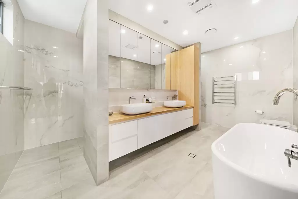 33 Sundowner Court, Mermaid Waters Sold by Queensland Sotheby's International Realty - image 1