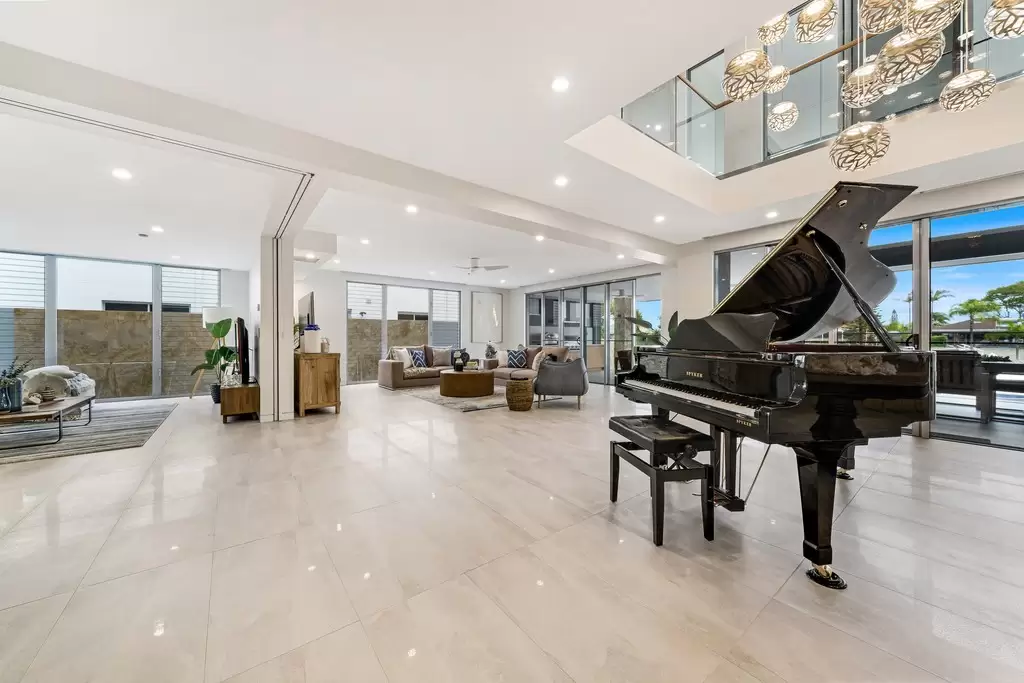 33 Sundowner Court, Mermaid Waters Sold by Queensland Sotheby's International Realty - image 1