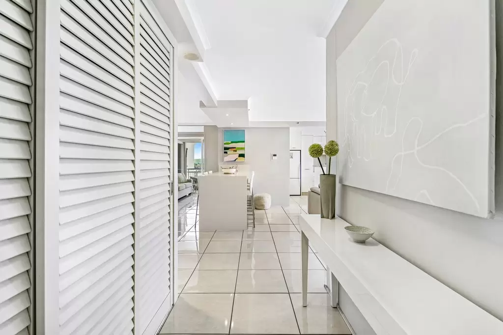 Ocean Sands / 11 Hughes Avenue, Main Beach Sold by Queensland Sotheby's International Realty - image 1