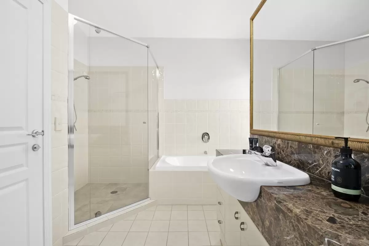 39A Paradise Island, Surfers Paradise Sold by Queensland Sotheby's International Realty - image 1