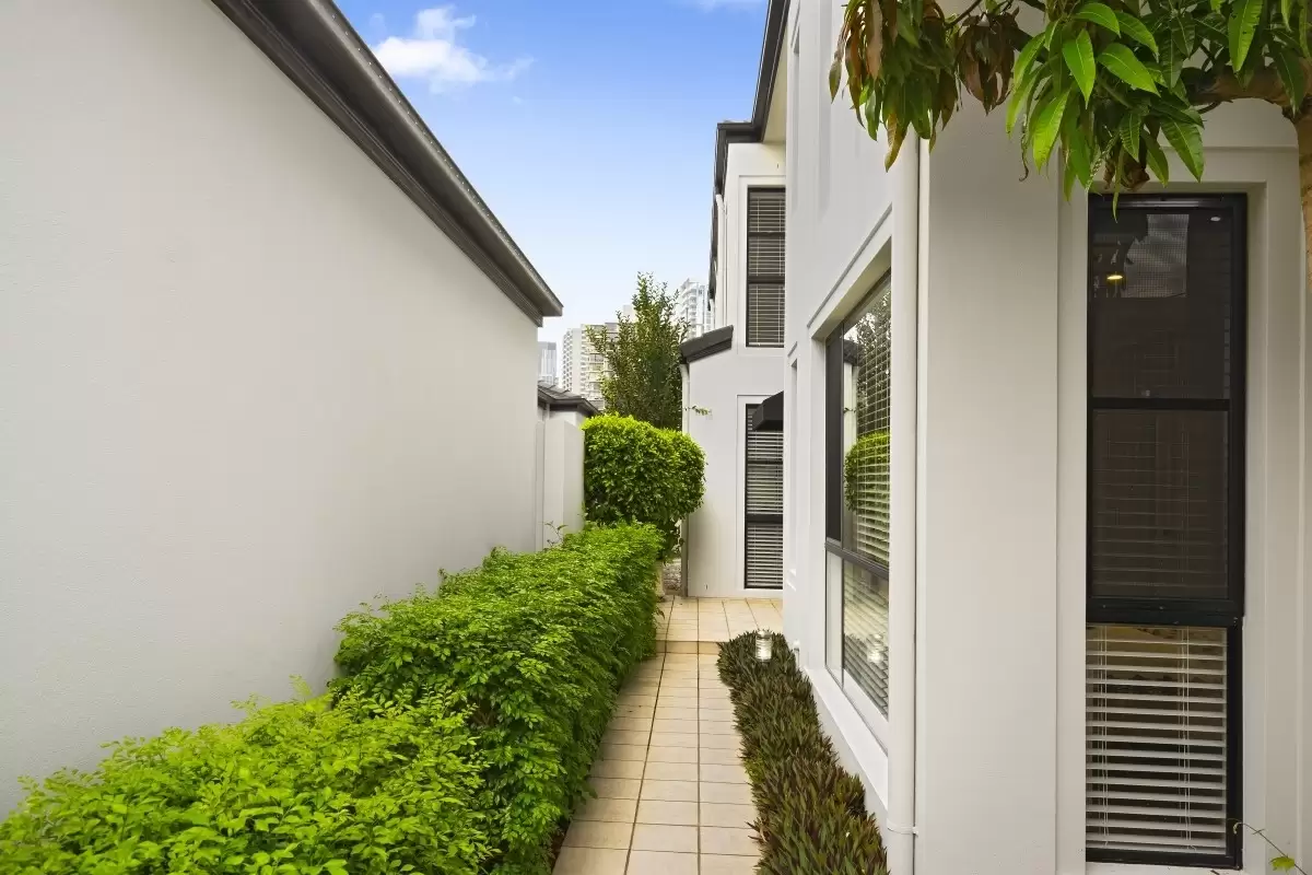 39A Paradise Island, Surfers Paradise Sold by Queensland Sotheby's International Realty - image 1