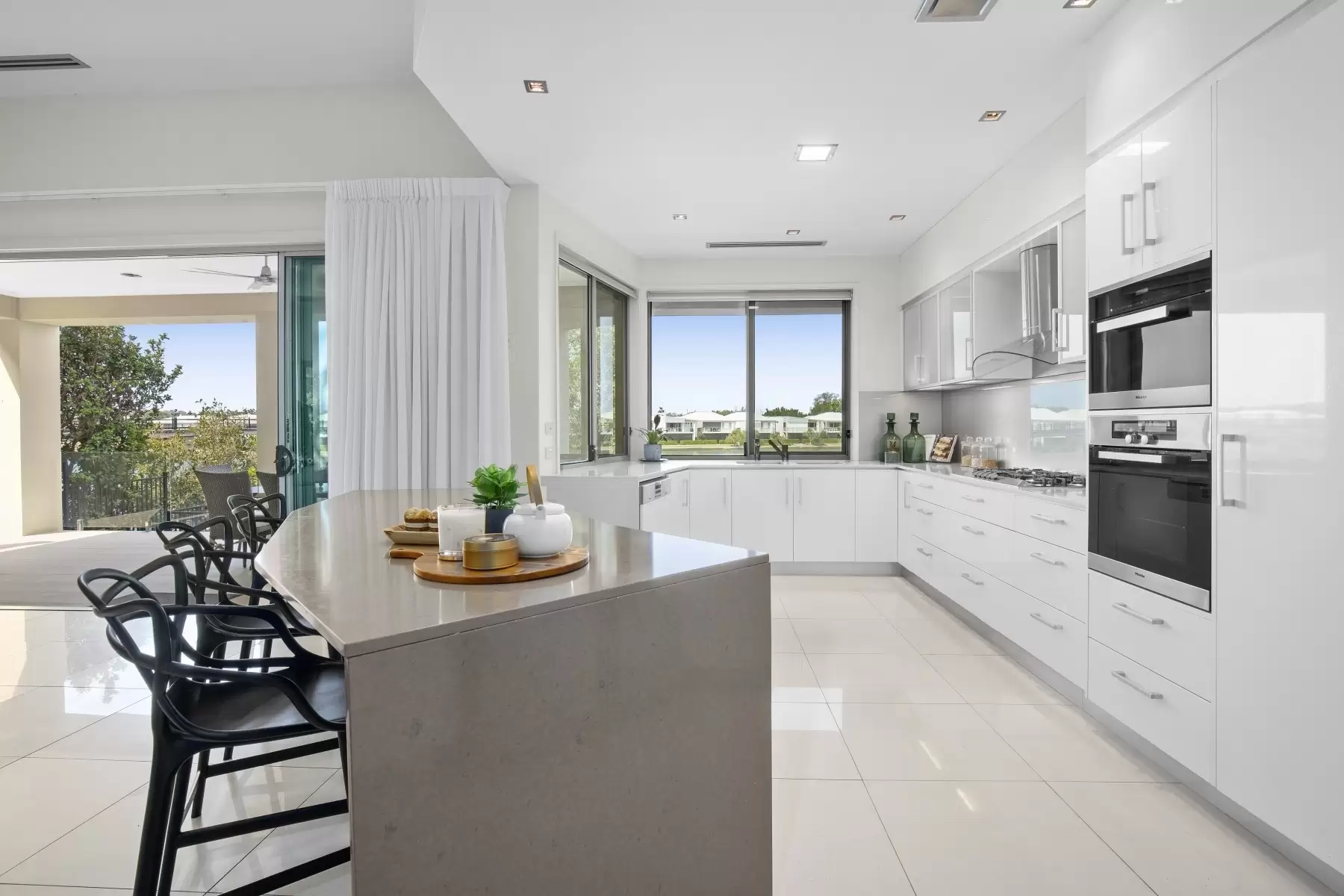 5069 Emerald Island Drive, Carrara Sold by Queensland Sotheby's International Realty - image 1