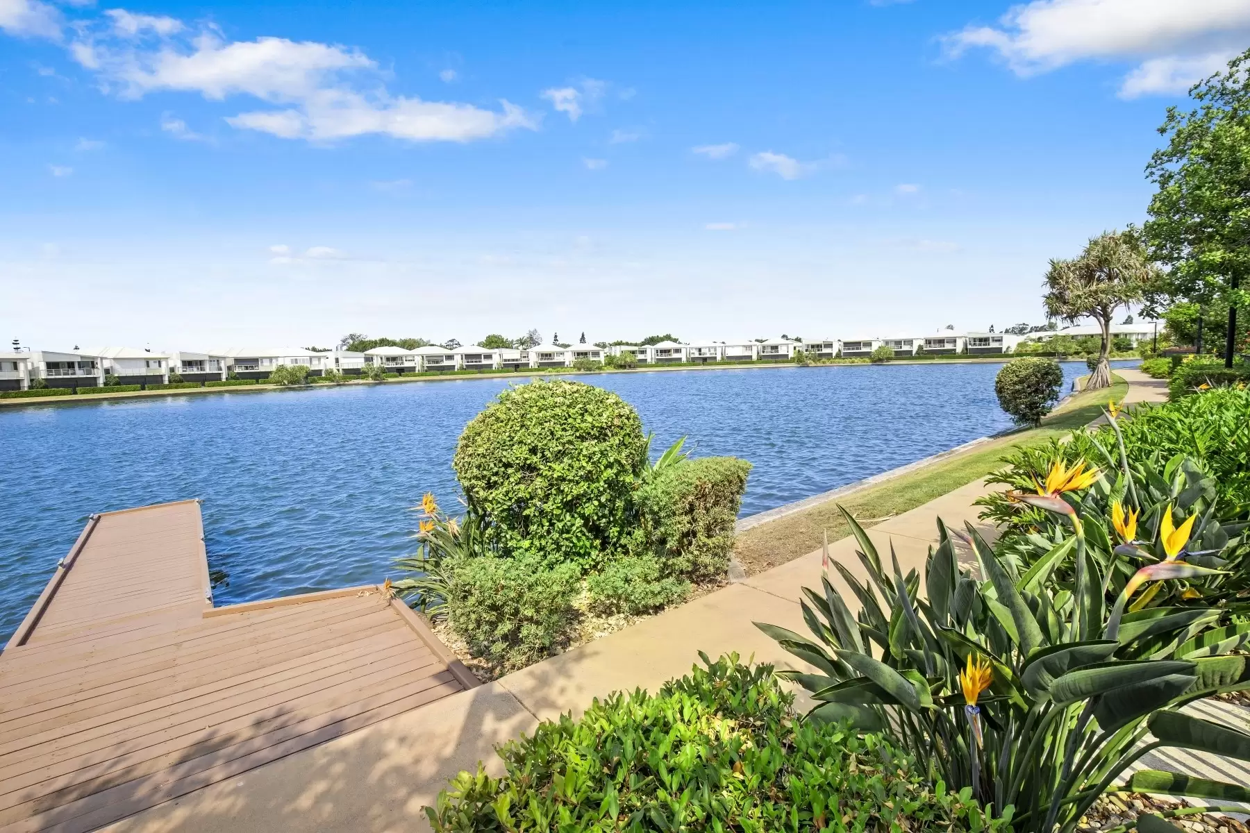 5069 Emerald Island Drive, Carrara Sold by Queensland Sotheby's International Realty - image 1