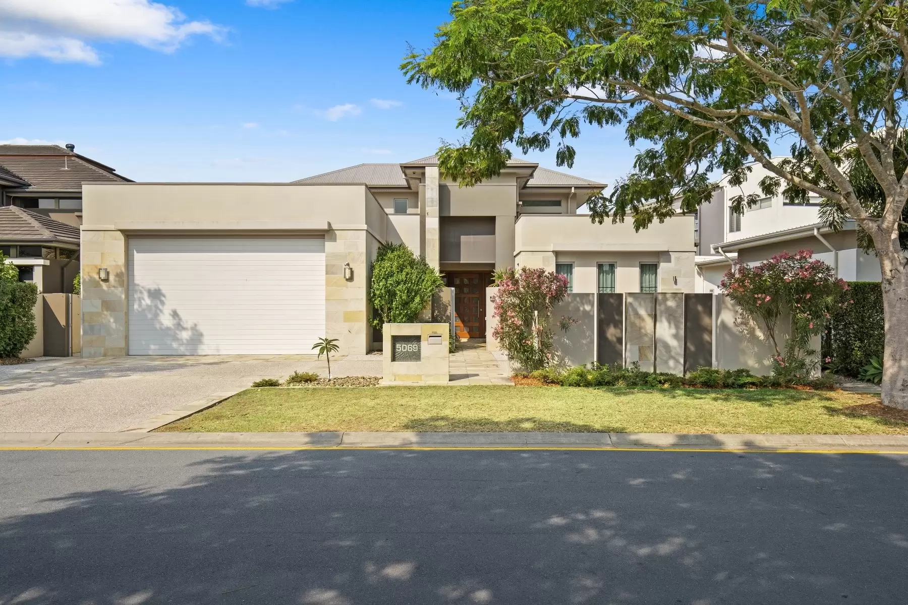 5069 Emerald Island Drive, Carrara Sold by Queensland Sotheby's International Realty - image 1