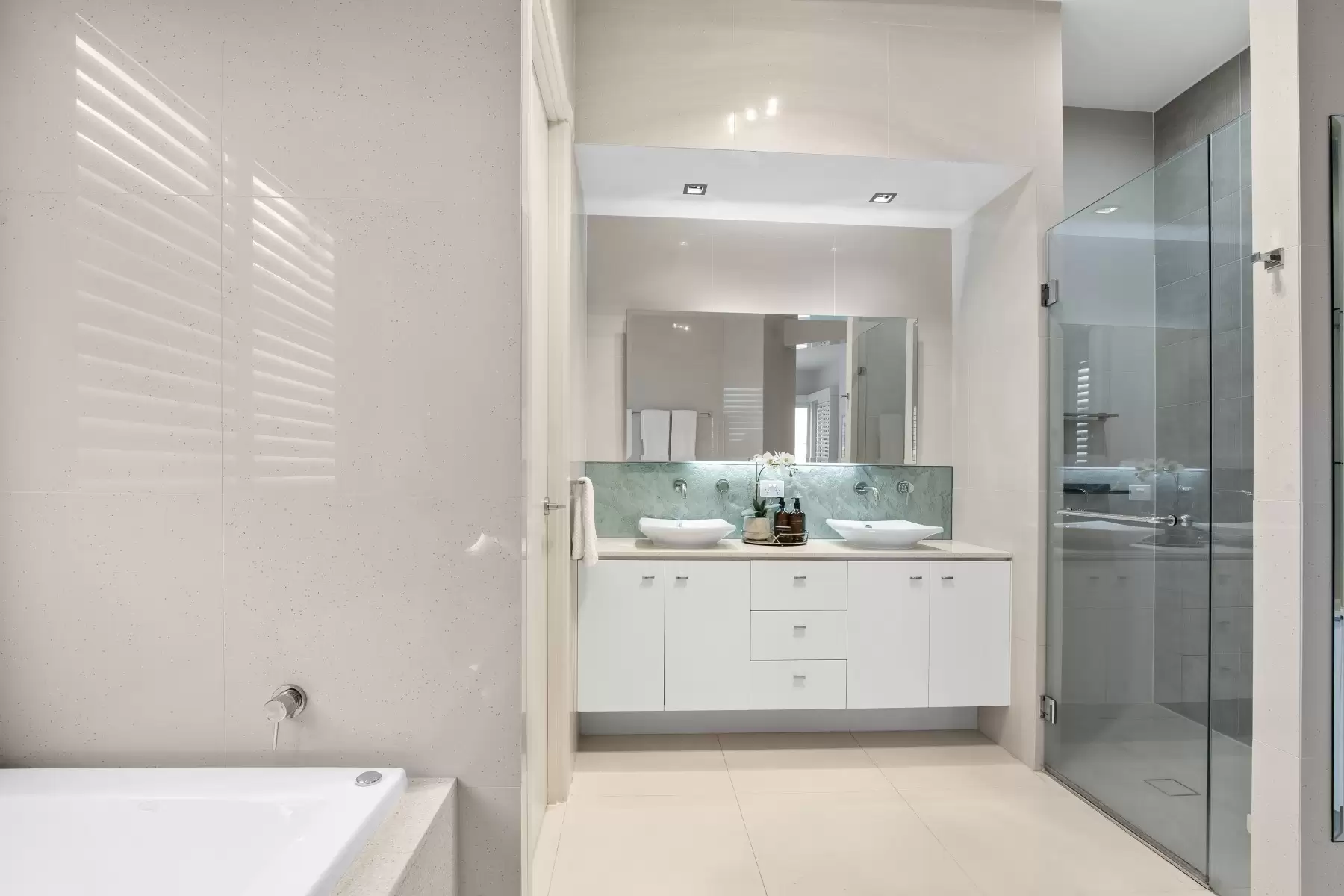 5069 Emerald Island Drive, Carrara Sold by Queensland Sotheby's International Realty - image 1