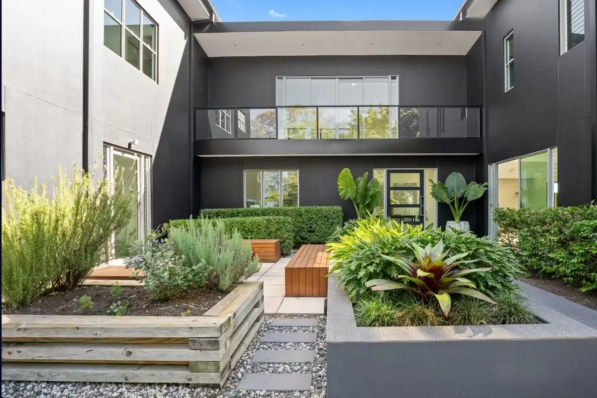 11 Boomerang Crescent, Sorrento Sold by Queensland Sotheby's International Realty - image 1
