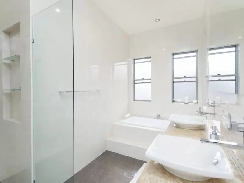 70 The Peninsula, Helensvale Sold by Queensland Sotheby's International Realty - image 1