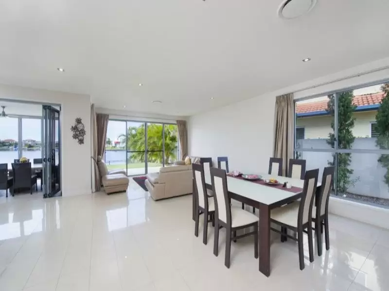 70 The Peninsula, Helensvale Sold by  - image 1