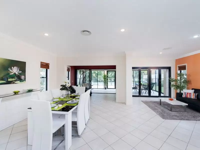 8395 Magnolia Drive East, Hope Island Sold by Queensland Sotheby's International Realty - image 1