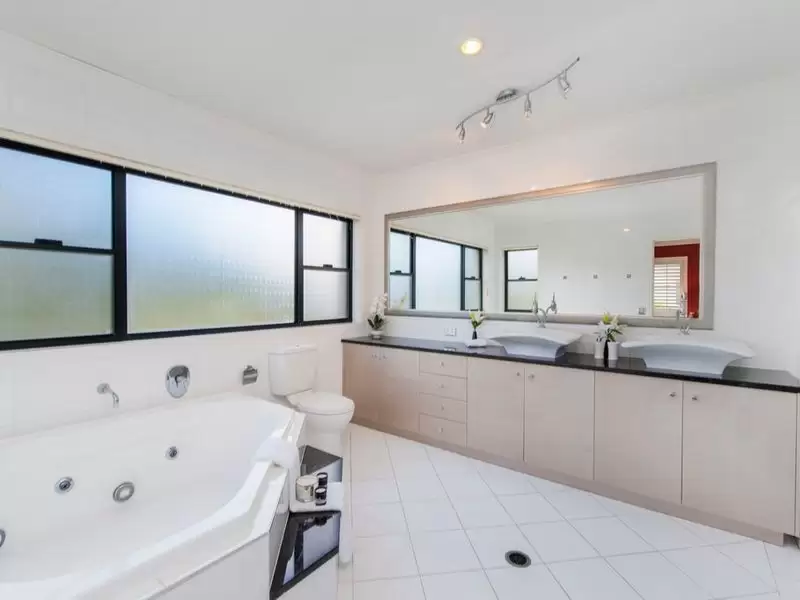 8395 Magnolia Drive East, Hope Island Sold by Queensland Sotheby's International Realty - image 1