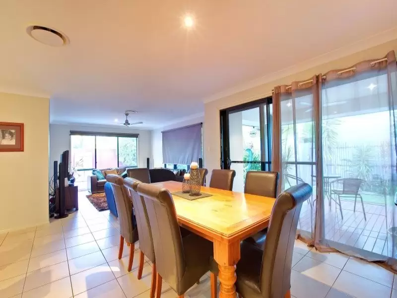 19 River Links Boulevard East, Helensvale Sold by Queensland Sotheby's International Realty - image 1