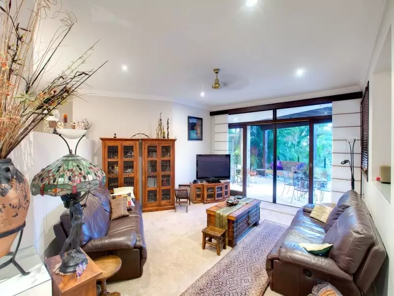 1033 Rosebank Way, Hope Island Sold by Queensland Sotheby's International Realty - image 1