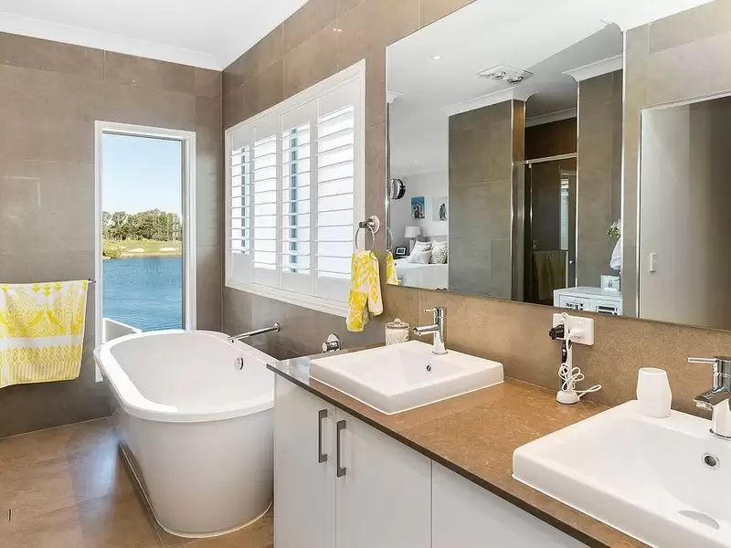6180 Bolsena Circuit, Hope Island Sold by Queensland Sotheby's International Realty - image 1