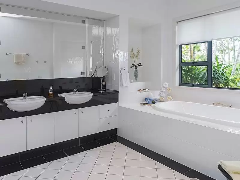 1041 Rosebank Way, Hope Island Sold by Queensland Sotheby's International Realty - image 1