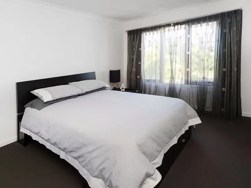 40 The Peninsula, Helensvale Sold by Queensland Sotheby's International Realty - image 1