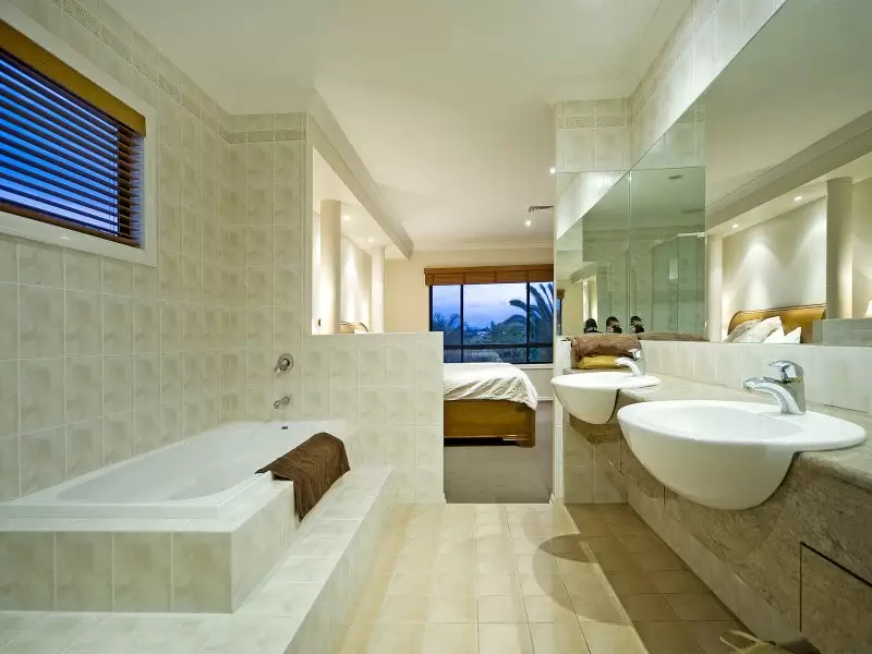 1646 Riverdale Ct, Hope Island Sold by Queensland Sotheby's International Realty - image 1