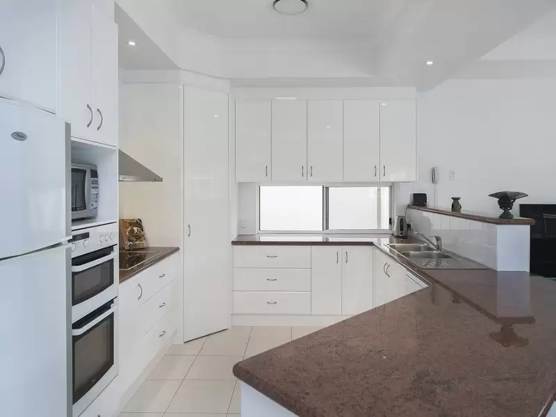 2118 Fernlea Cl, Hope Island Sold by Queensland Sotheby's International Realty - image 1