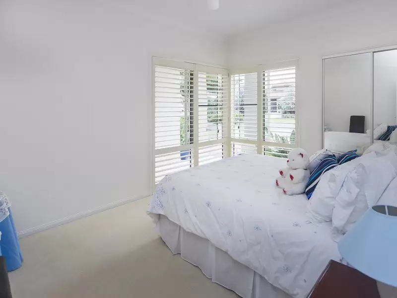 2118 Fernlea Cl, Hope Island Sold by Queensland Sotheby's International Realty - image 1