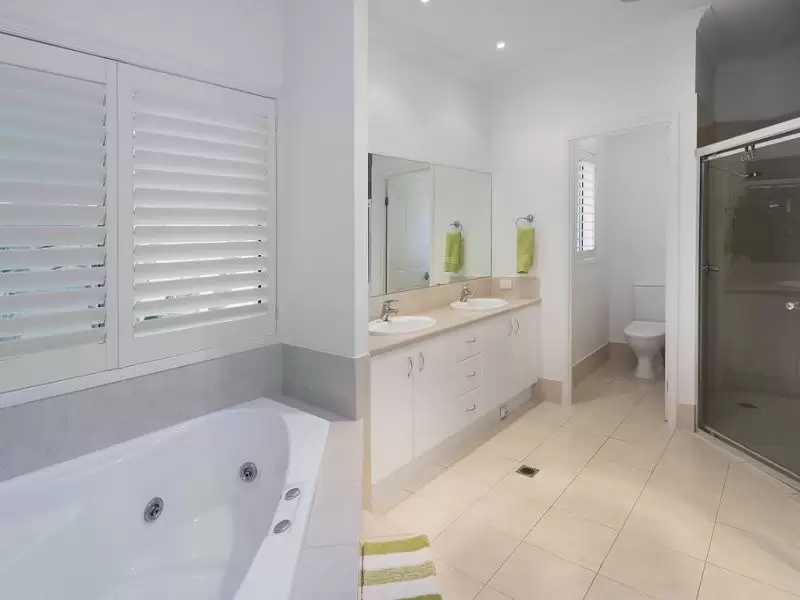 2118 Fernlea Cl, Hope Island Sold by Queensland Sotheby's International Realty - image 1
