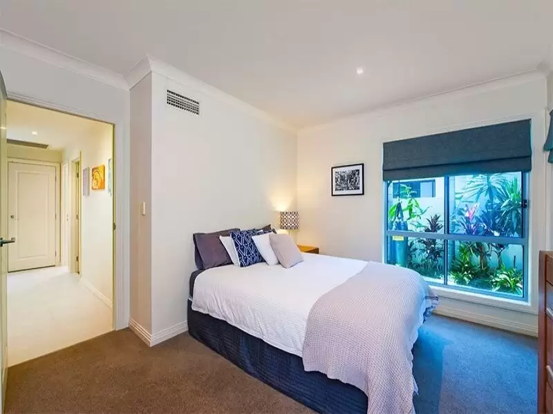 2158 Beaufort Way, Hope Island Sold by Queensland Sotheby's International Realty - image 1