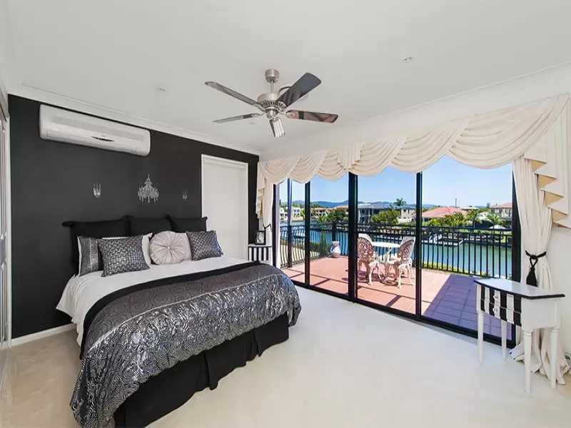 2107 Carlton Cl, Hope Island Sold by Queensland Sotheby's International Realty - image 1