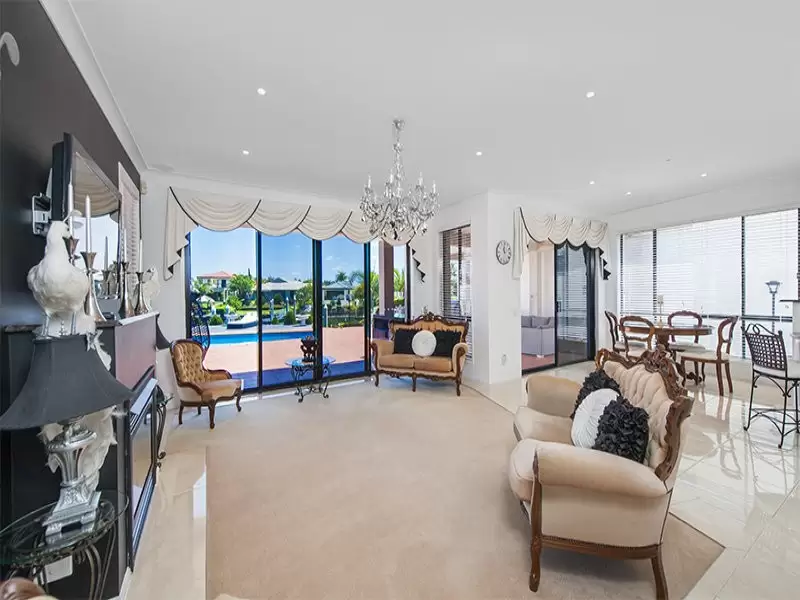 2107 Carlton Cl, Hope Island Sold by Queensland Sotheby's International Realty - image 1
