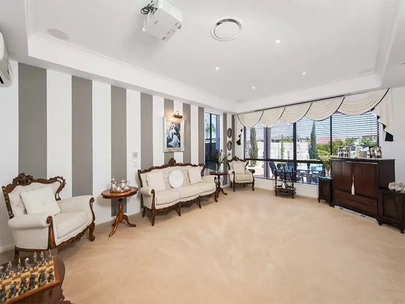 2107 Carlton Cl, Hope Island Sold by Queensland Sotheby's International Realty - image 1