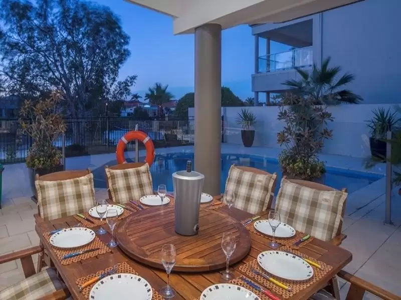 1084 Killymoon Dr, Hope Island Sold by  - image 1