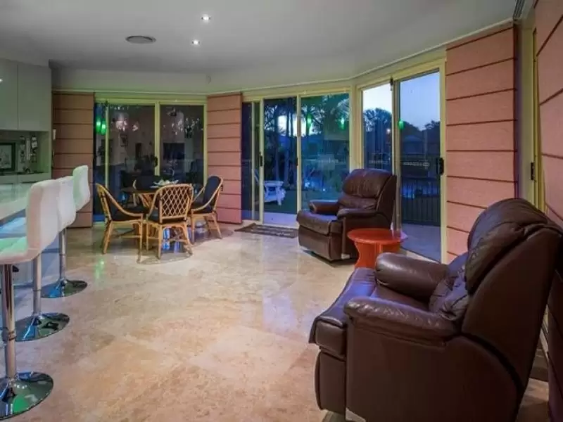 1084 Killymoon Dr, Hope Island Sold by  - image 1
