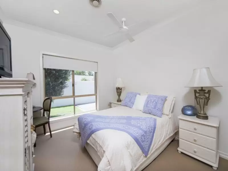 3193 Riverleigh Dr, Hope Island Sold by Queensland Sotheby's International Realty - image 1