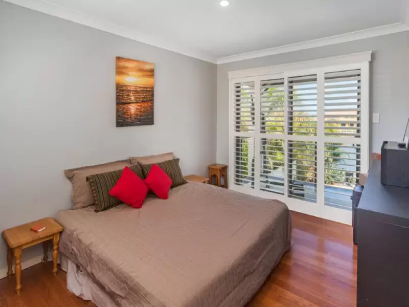 24 The Peninsula, Helensvale Sold by Queensland Sotheby's International Realty - image 1