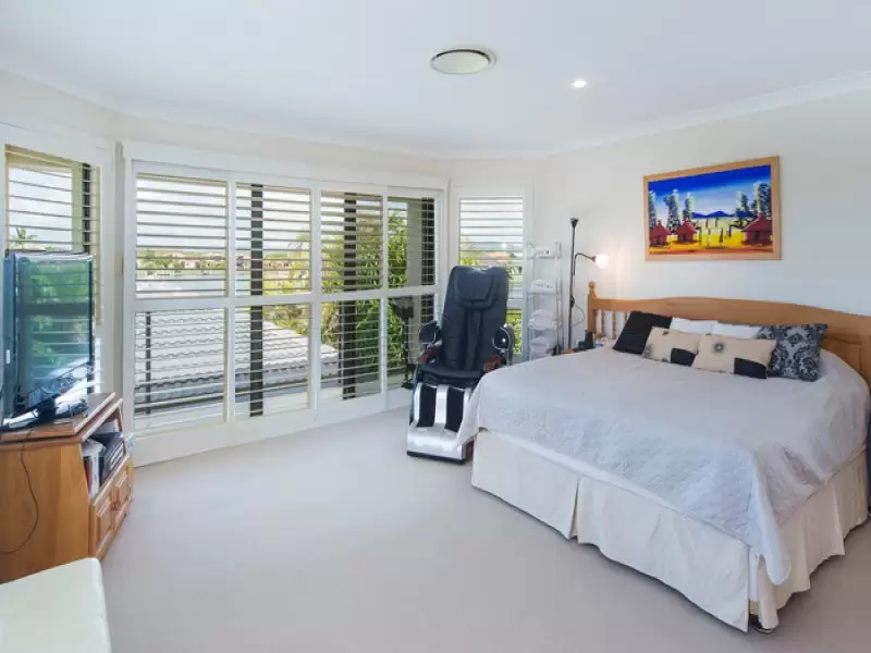 24 The Peninsula, Helensvale Sold by Queensland Sotheby's International Realty - image 1