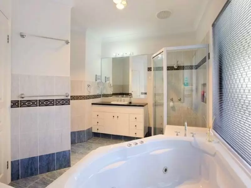 3 Windchimes Way, Helensvale Sold by Queensland Sotheby's International Realty - image 1