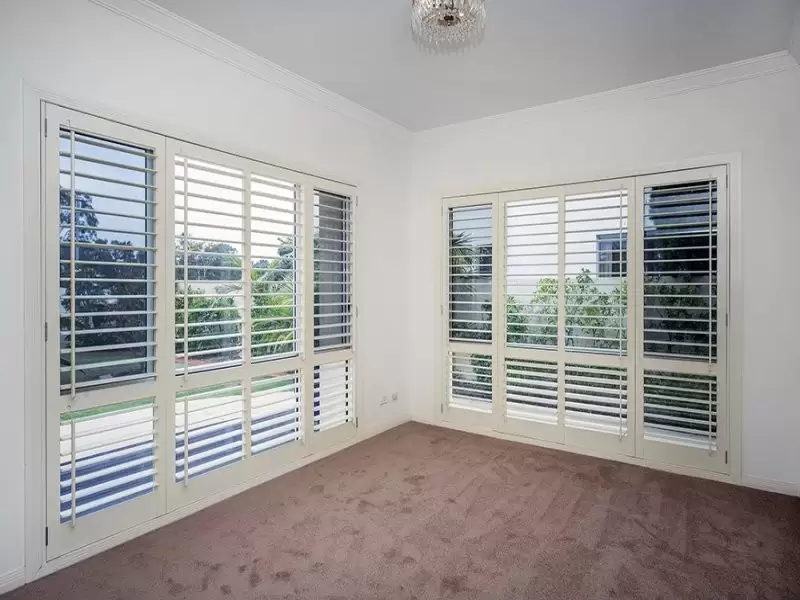 72 The Peninsula, Helensvale Sold by Queensland Sotheby's International Realty - image 1
