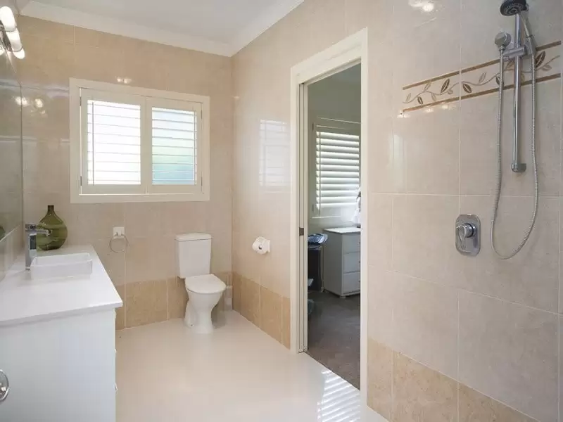 72 The Peninsula, Helensvale Sold by Queensland Sotheby's International Realty - image 1