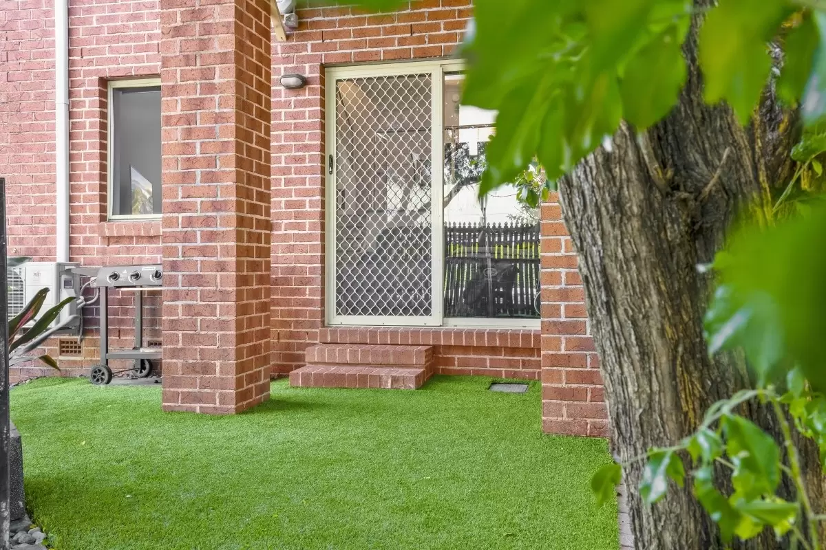 90/100 Racecourse Drive, Bundall Sold by  - image 1