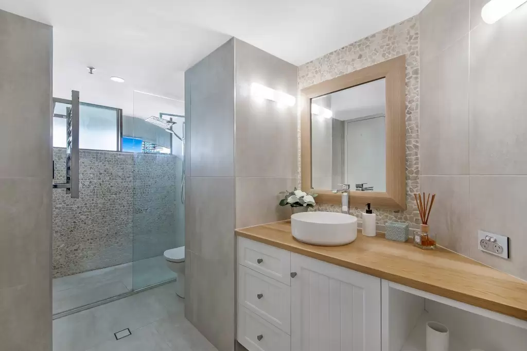 Spinnaker, 3554 Main Beach Parade, Main Beach Sold by Queensland Sotheby's International Realty - image 1