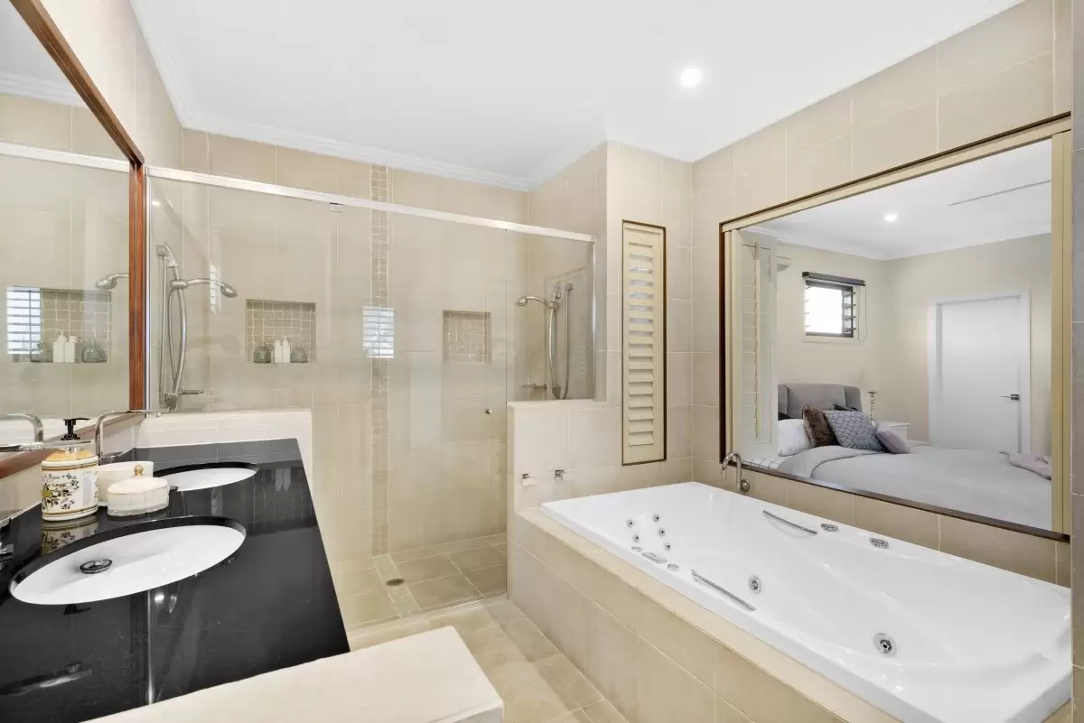 121 Sheehan Avenue, Hope Island Sold by  - image 1
