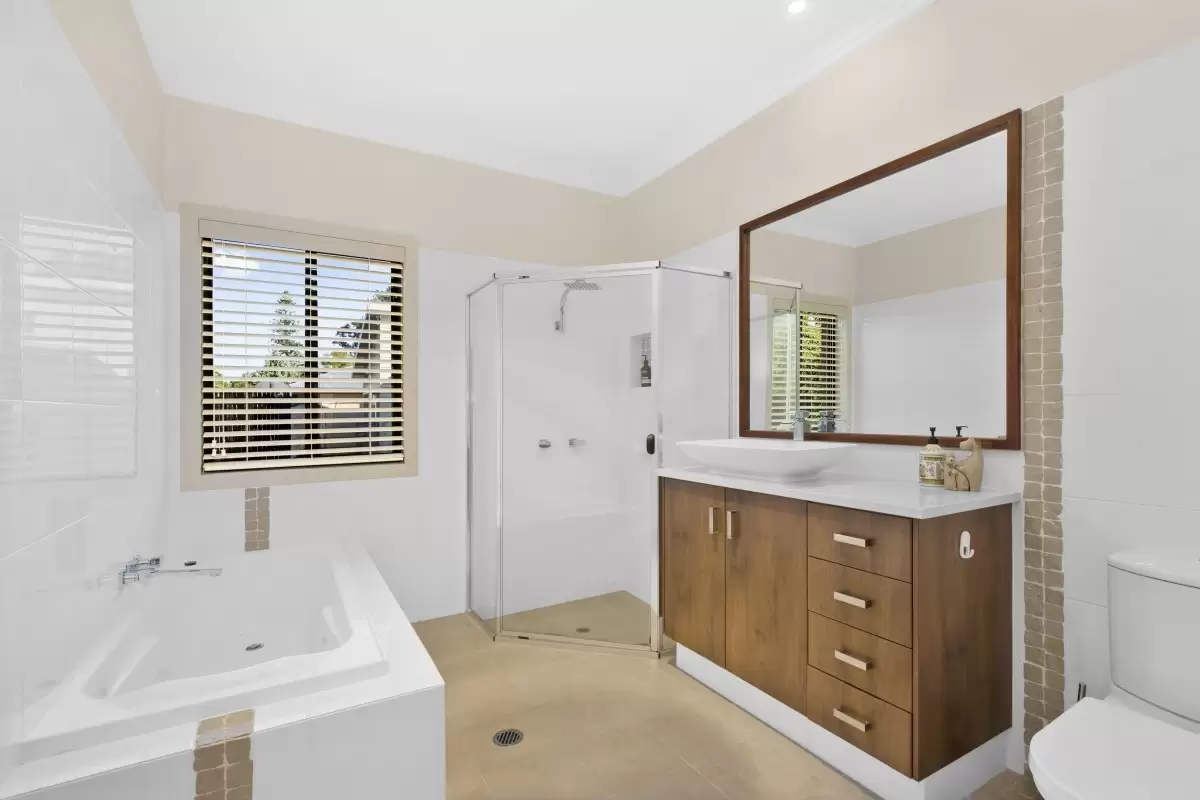 121 Sheehan Avenue, Hope Island Sold by Queensland Sotheby's International Realty - image 1